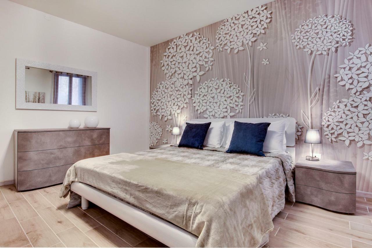 White Flowers With Canal View By Wonderful Italy Apartamento Venecia