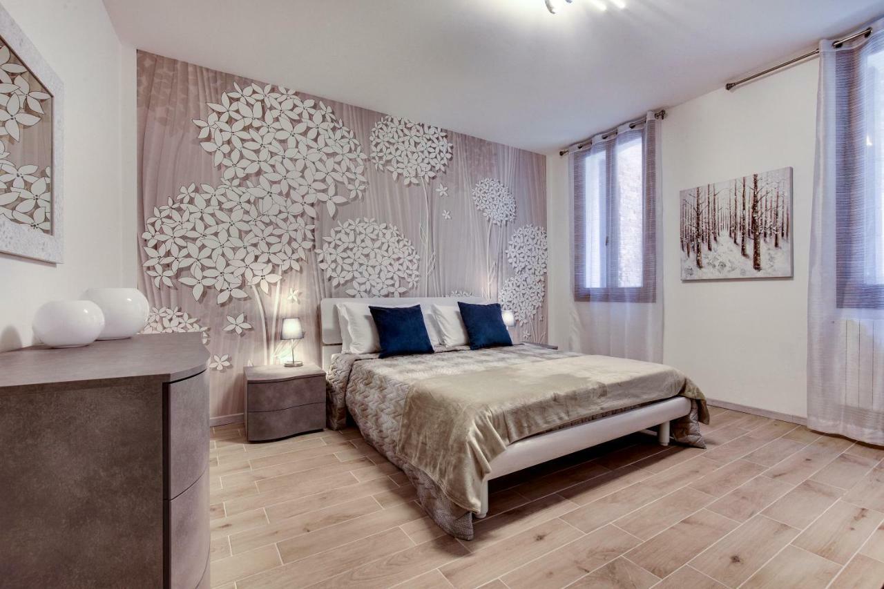 White Flowers With Canal View By Wonderful Italy Apartamento Venecia